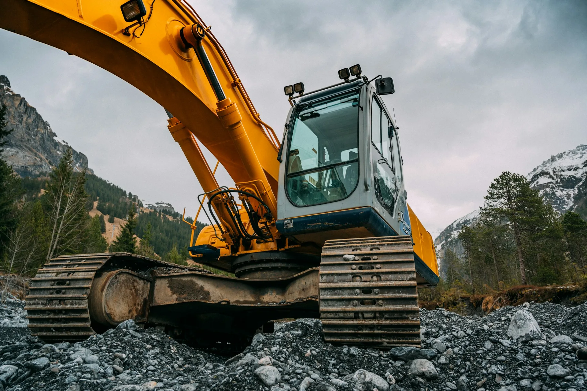 Gelber Kettenbagger auf einer Baustelle