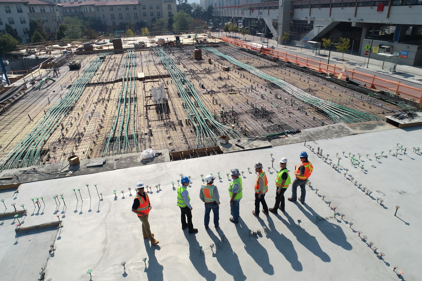 Bauteam bei der Begehung einer Baustelle