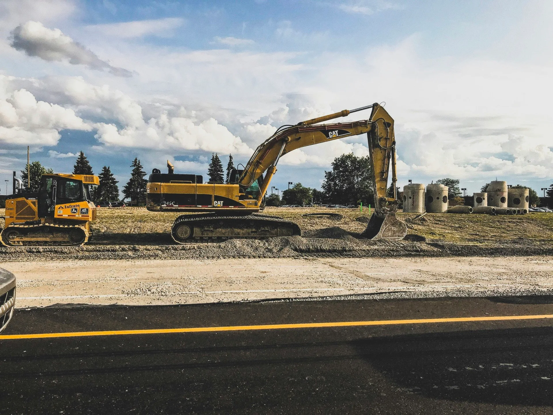 Bagger und Baumaschinen auf einer Großbaustelle